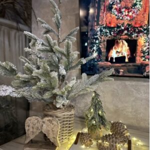 Fenyőfa mű dekoráció, havas ágakkal zsákban2